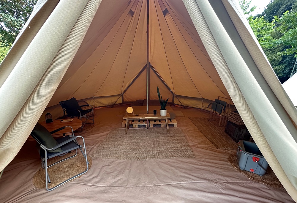 Boende i glampingtält under en packraftled i Tyskland