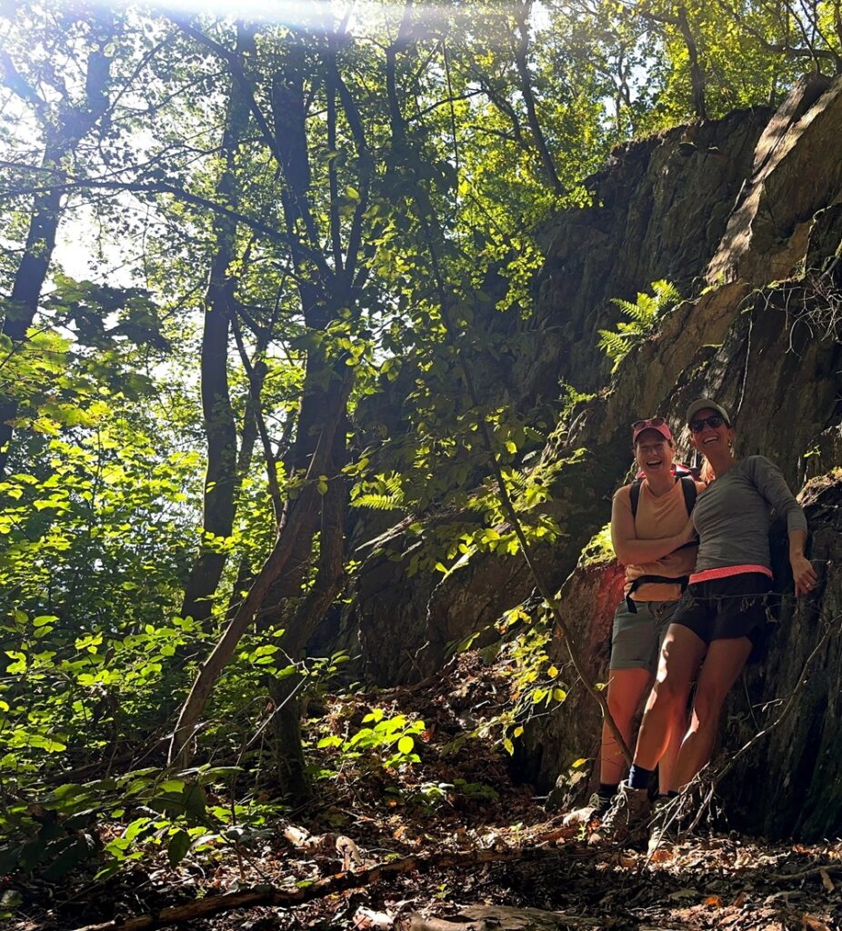 Vandrare som utforskar skogen under en packraftled i tyska Eifel
