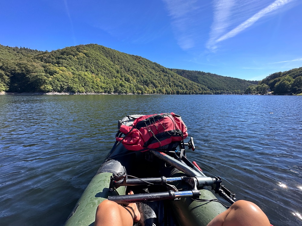 Packraft som flyter på sjön Rursee under ett packraftingäventyr
