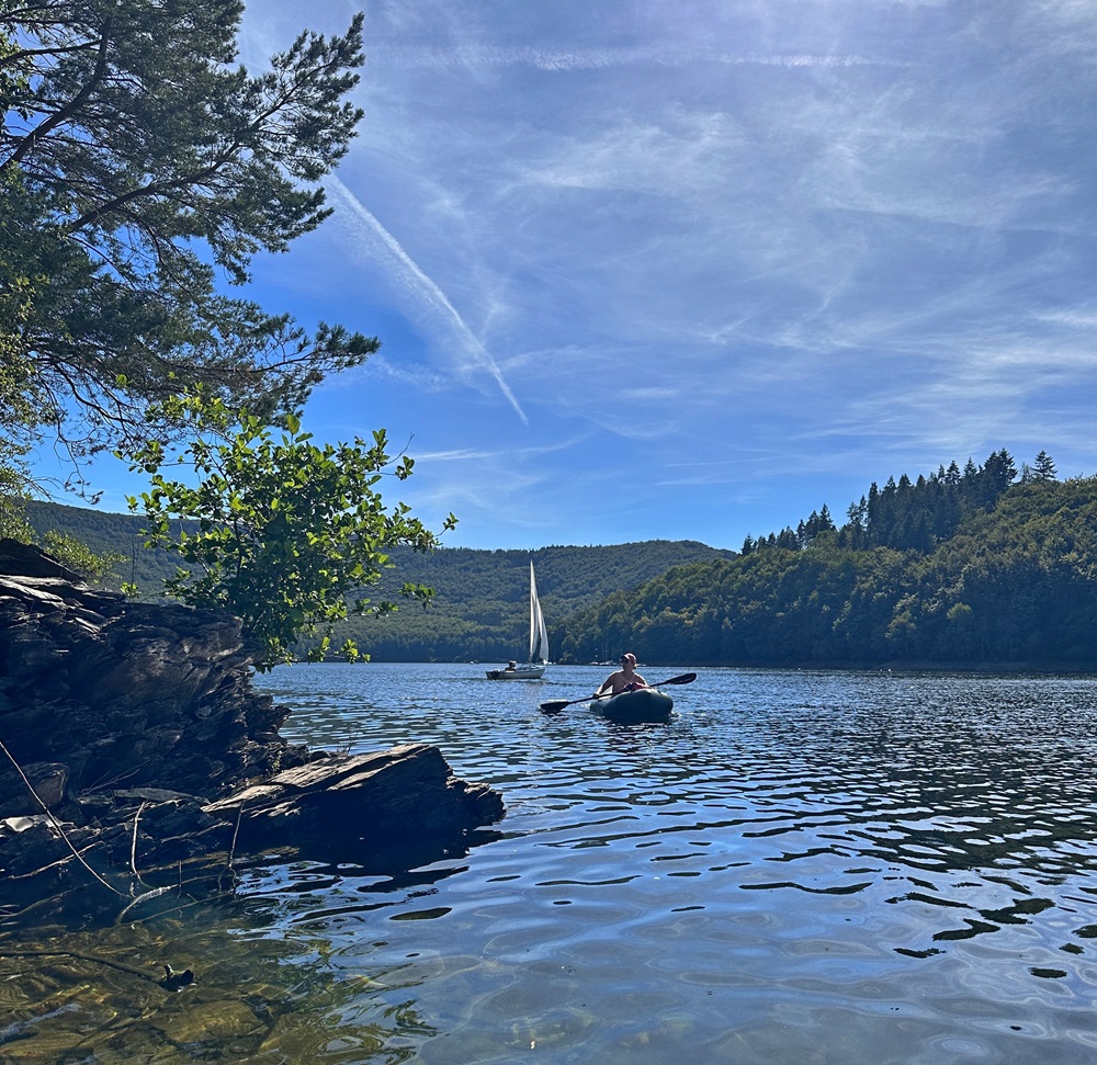 Paddling med packraft på sjön Rursee i Eifel, Tyskland