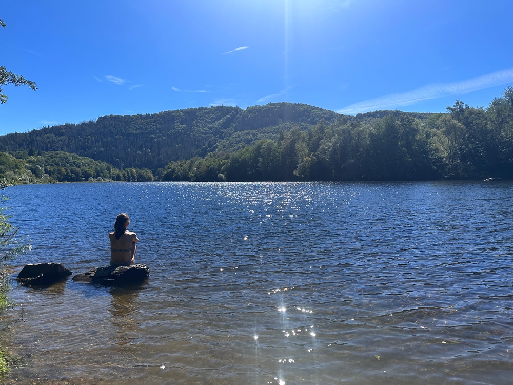 Avkoppling vid sjön under ett packraftingäventyr i Eifel, Tyskland