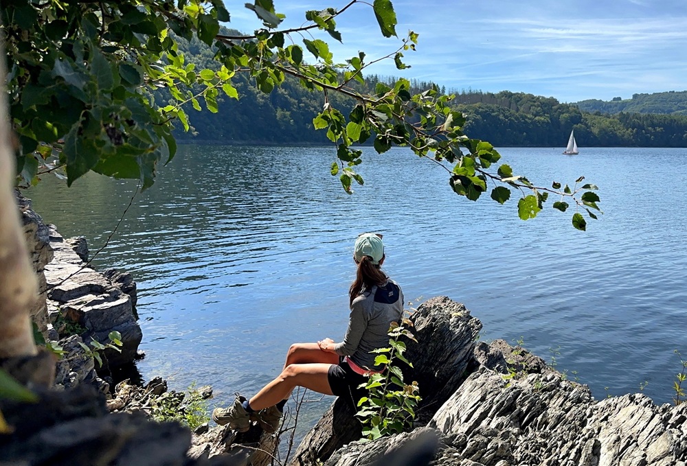 Utsikt över sjön Rursee under ett packraftingäventyr i Tyskland
